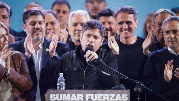 Axel Kicillof debe la nueva canción. pero empiezan a sonar algunos acordes.