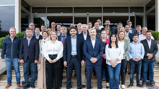 Los gobernadores Pullaro y Frigerio junto a sus gabinetes en Paraná.