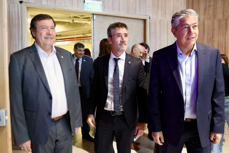 Rolando Figueroa, Alberto Weretilneck e Ignacio Lamothe en la ciudad de Neuquén.