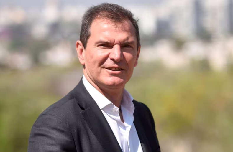 Javier Bee Sellares fue uno de los precandidatos radicales en 2023. Javier Bee Sellares fue uno de los precandidatos radicales en 2023. Declinó sus intenciones tras la confirmación de Rodrigo de Loredo como adversario de Daniel Passerini.