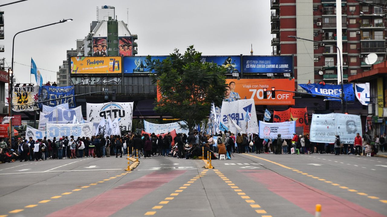 Volvieron los piquetes: movimientos sociales realizaron protestas en todo el país por el recorte de planes.