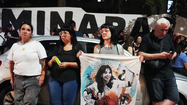 Militantes acompañan a CFK en la puerta del Otamendi. Militantes acompañan a CFK en la puerta del Otamendi.