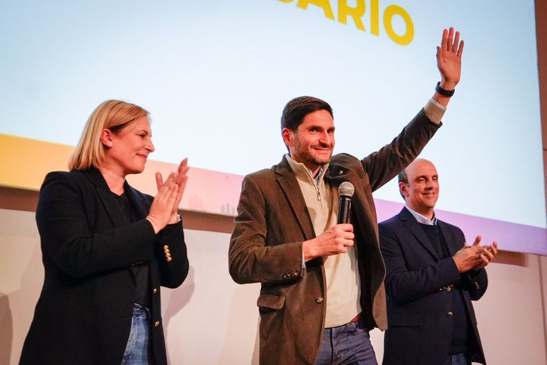 Maximiliano Pullaro junto a su vice Gisela Scaglia y Jos&eacute; Corral.
