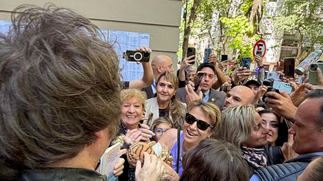 Una multitud acompañó a Javier Milei a emitir su voto en Almagro.