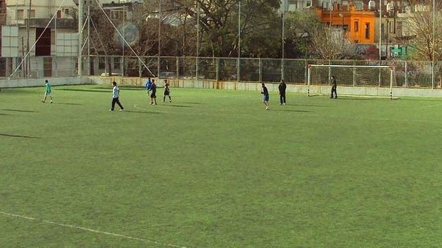 rizzo paga una cancha de futbol para sus amigos con dinero de los abogados portenos