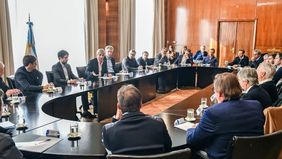 Toto Caputo con agentes de Bolsa