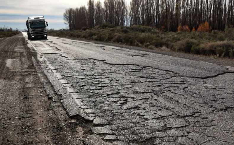 En distintos tramos las rutas nacionales que atraviesan la provincia presentan serios deterioros.