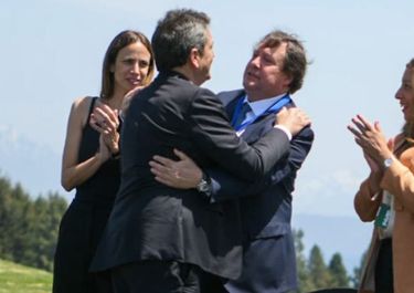 Abrazo. Alberto Weretilneck y Sergio Massa en la sede de Invap.