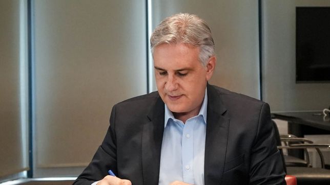 El gobernador de Córdoba, Martín Llaryora, firmando el Presupuesto 2026