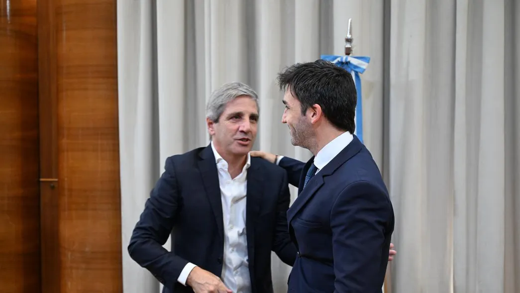 Toto Caputo con el gobernador Ignacio Torres. 