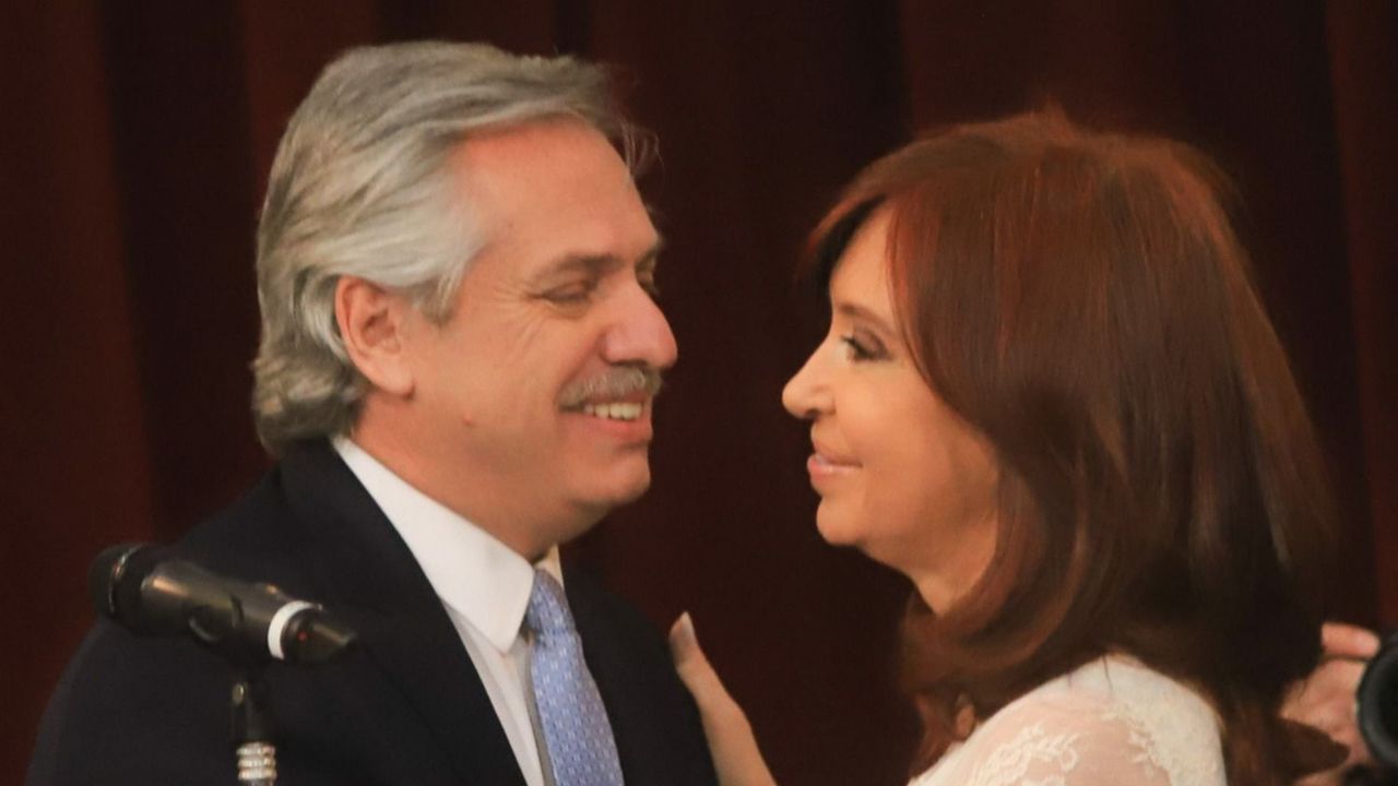 Fernández, CFK y una tregua que no frena la balacera