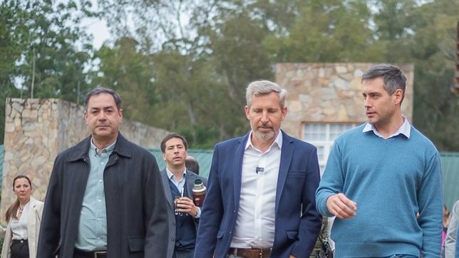 Rogelio Frigerio junto a Eduardo Cristina y Gastón Grantón mientras recorren las termas de la CODESAL. Detrás, Mauricio Colello.