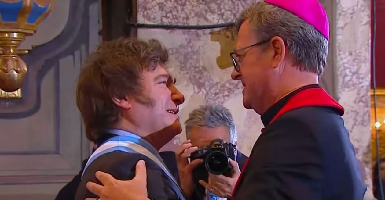 Javier Milei se abraza con el arzobispo Jorge García Cuerva