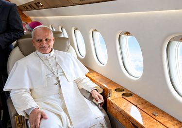 El papa León XIV en vuelo en uno de sus viajes internacionales