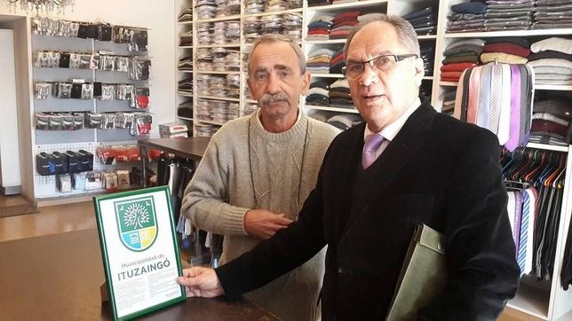 sin prejuicios, descalzo juega a dos puntas