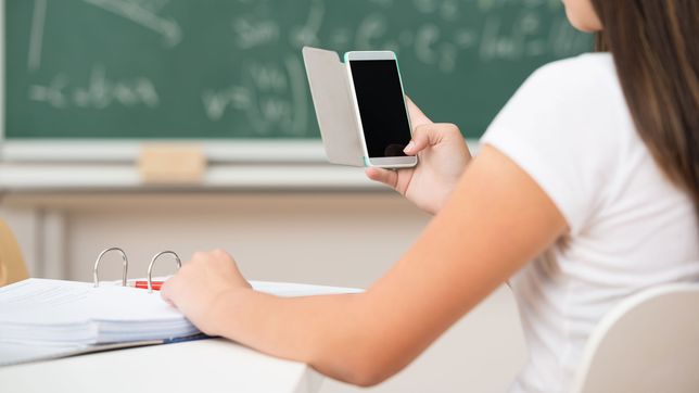 El uso de celulares en las escuelas de la Ciudad de Buenos Aires eje de una discusión clave.