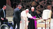 Jorge Bergoglio en una audiencia con silla de ruedas y bastón