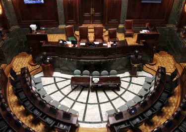 Restricción horaria y servicio esencial en una Legislatura porteña freezada