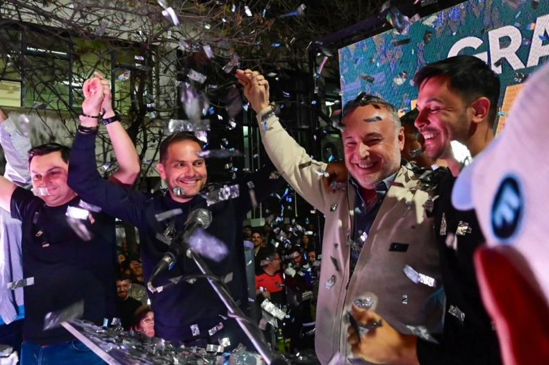 Martín Gill y Eduardo Accastello durante los festejos por el triunfo electoral en octubre de 2023. 