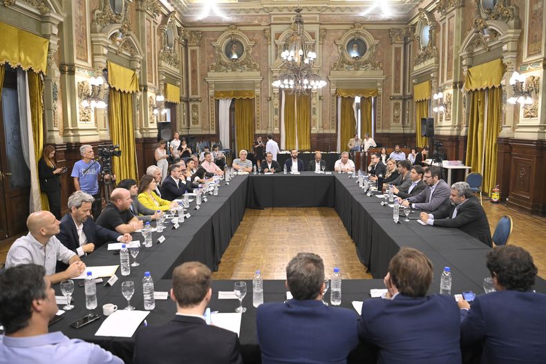 Axel Kicillof, con intendentes en la gobernación.