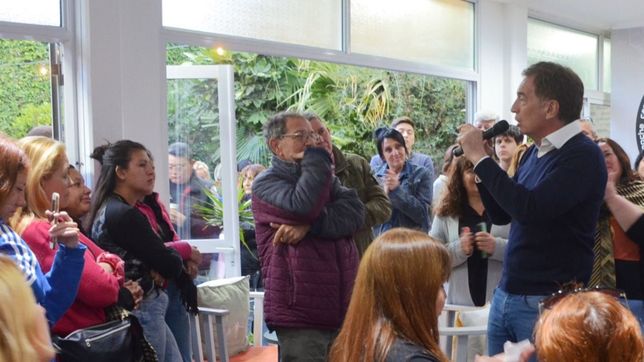 un dia de campana con santilli: pichettazo, vallado peronista y visita a marcelo