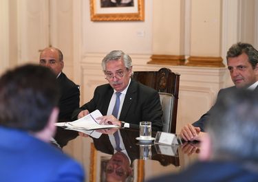 El presidente Alberto Fernández y el ministro Sergio Massa revisan números de la Economía