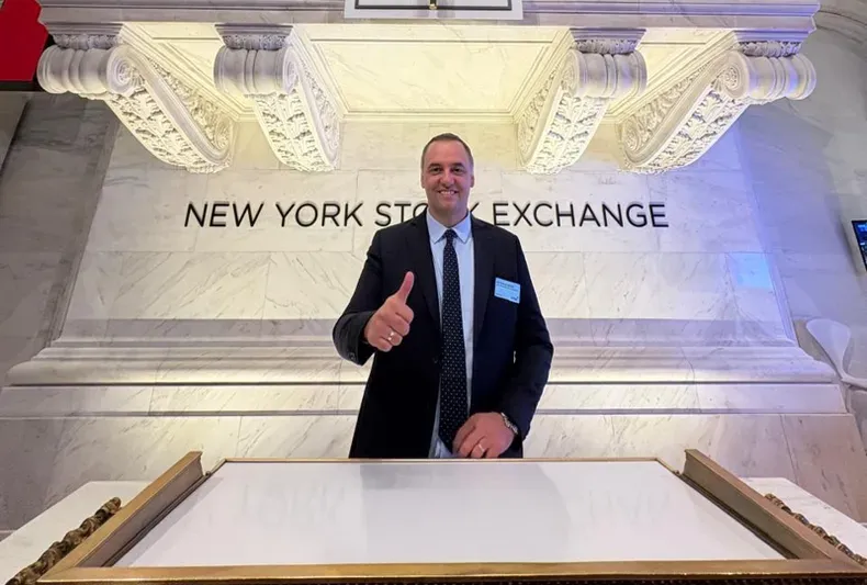 Manuel Adorni fue a deslomarse, pero también de luna de miel a Nueva York. 