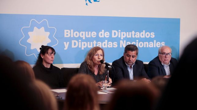 La madre de una de las detenidas junto a los abogados, durante la conferencia organizada por el kirchnerismo. 