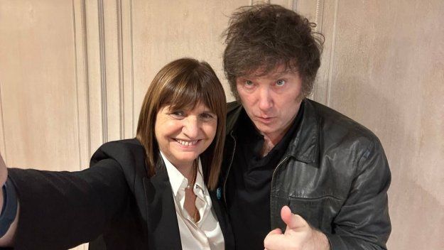 Javier Milei y Patricia Bullrich posan para la foto.