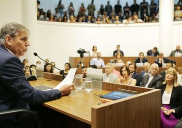 Jatón en el Concejo: grageas de pastor y palos al “abandono” que dejó Corral