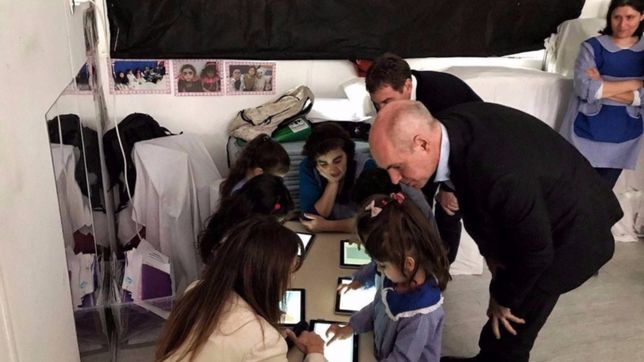 subido a sus votos, larreta torea y arranca la campana en una escuela