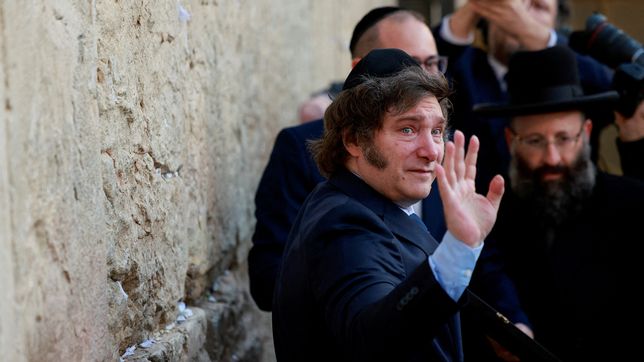 Javier Milei, en el muro de los lamentos.