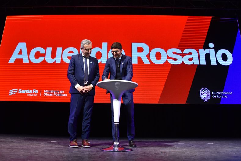 El gobernador Maximiliano Pullaro y el intendente Pablo Javkin firman el Acuerdo Rosario.