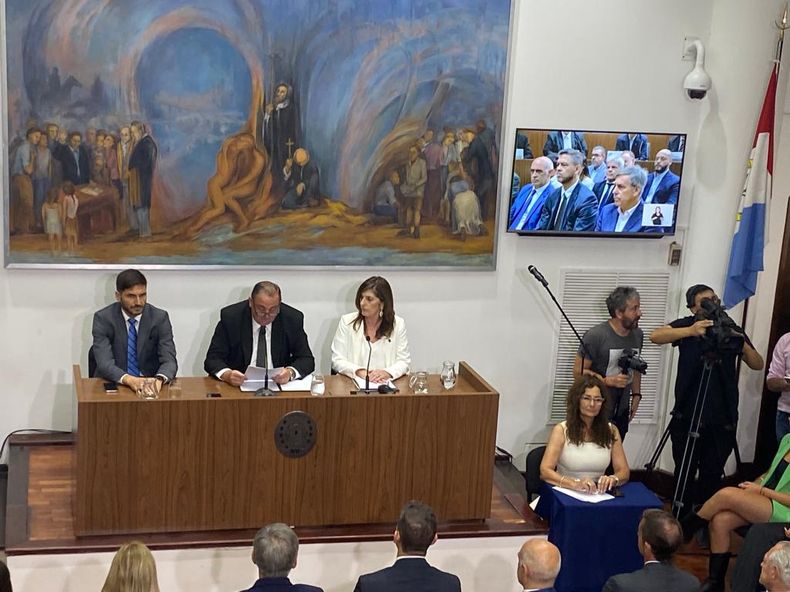 La transmisión oficial lo enfocó a Emilio Jatón sigueindo el discurso de Poletti.