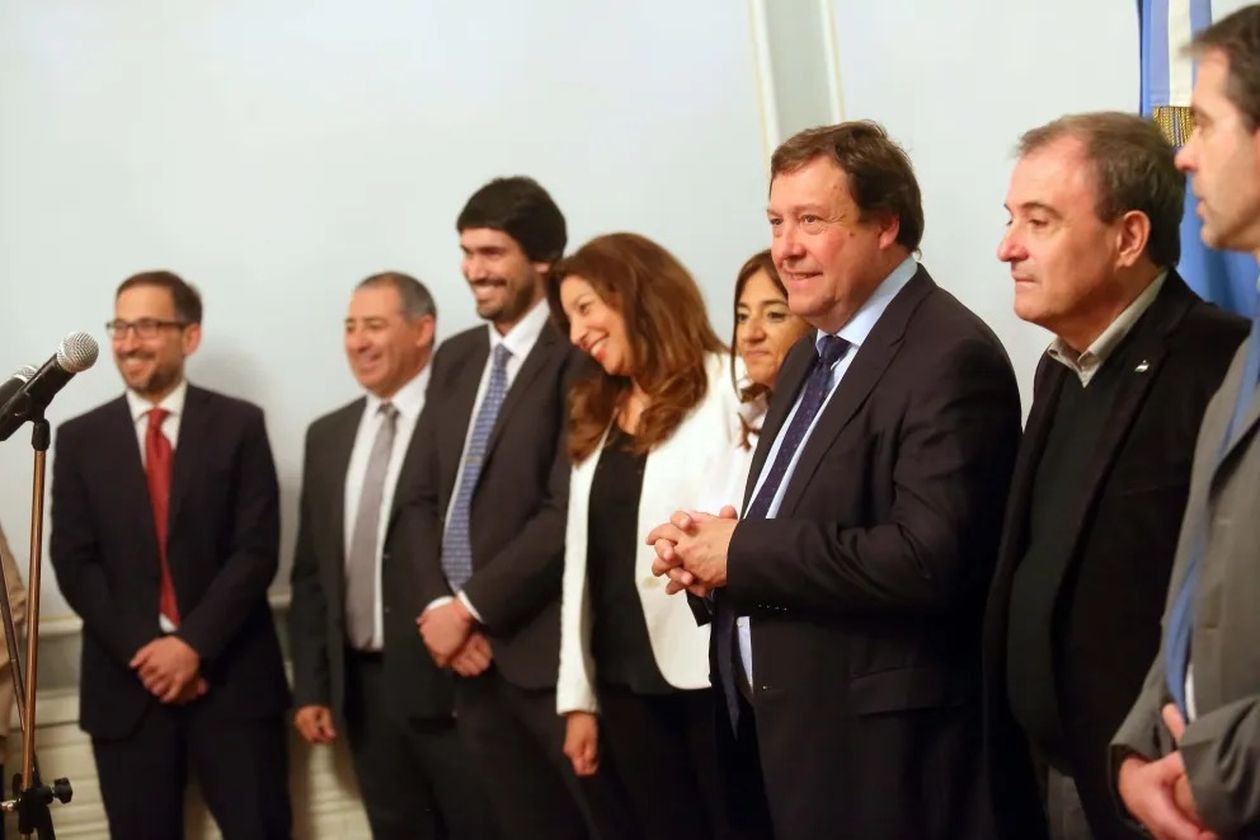 Una historia en Juntos Somos Río Negro: Nicolás Land, Arabela Carreras, Alberto Weretilneck y Pedro Pesatti.