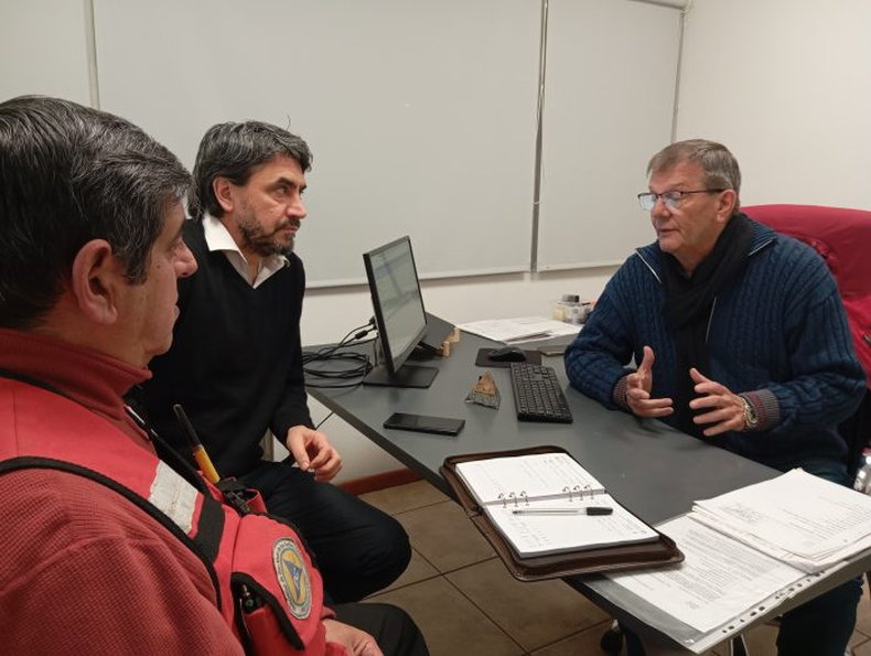 Carlos Saloniti en las oficinas de Camuzzi en San Martín de los Andes. Carlos Saloniti en las oficinas de Camuzzi en San Martín de los Andes.