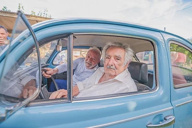 Pepe Mujica junto a Lula da Silva en el legendario Escarabajo Volskwagen.