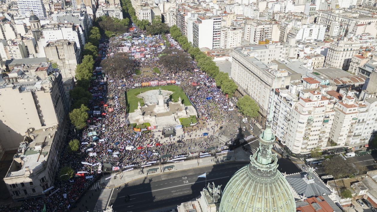 Plaza del Congreso. Una multitud se manifiesta contra los vetos de Javier Milei.