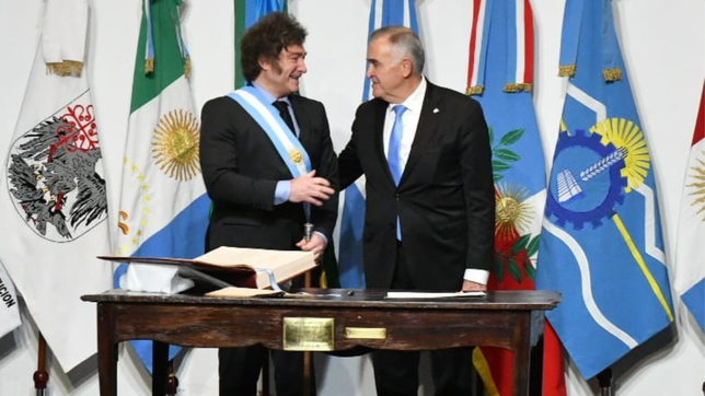 Javier Milei y Osvaldo Jaldo durante la firma del Pacto de Mayo en Tucumán