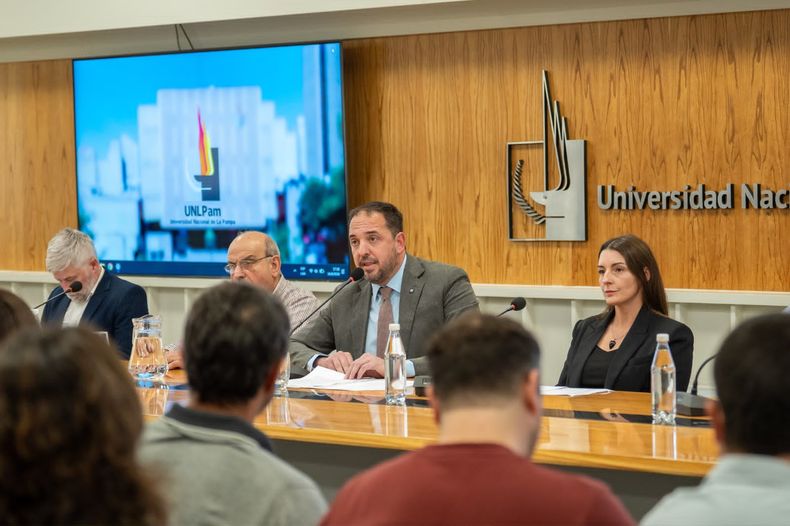 El intendente Luciano di Nápoli, durante su exposición en la audiencia pública que se hace en la Universidad Nacional de La Pampa.