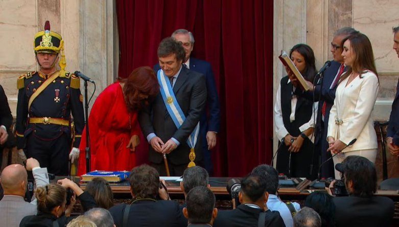 Cristina Fernández de Kirchner y Javier Milei, durante su asunción.&nbsp;