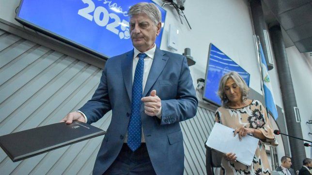 El gobernador de La Pampa, Sergio Ziliotto, en la Legislatura junto a la vice Alicia Mayoral que lo releva en estos días de licencia. FOTO: www.radiokermes.com