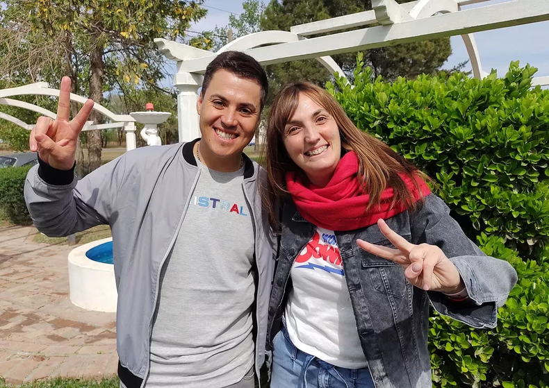 Luchy Alonso, jefa de La Cámpora en La Pampa, junto a Saúl Echeveste, el integrante del gabinete de Ziliotto que propuso una interna para definir candidaturas legislativas.