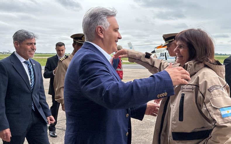 Abrazos y elogios cruzados entre Patricia Bullrich y Martín Llaryora en el desembarco de Prefectura Naval en Córdoba.