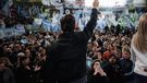 Axel Kicillof festeja con la militancia en La Matanza