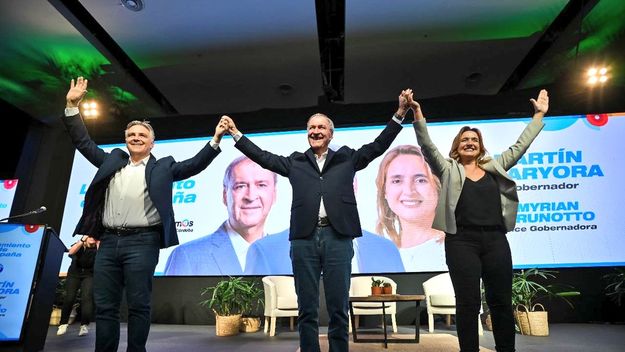 Martín Llaryora y Myrian Prunotto, la fórmula de Hacemos Unidos por Córdoba, junto al gobernador Juan Schiaretti.&nbsp;