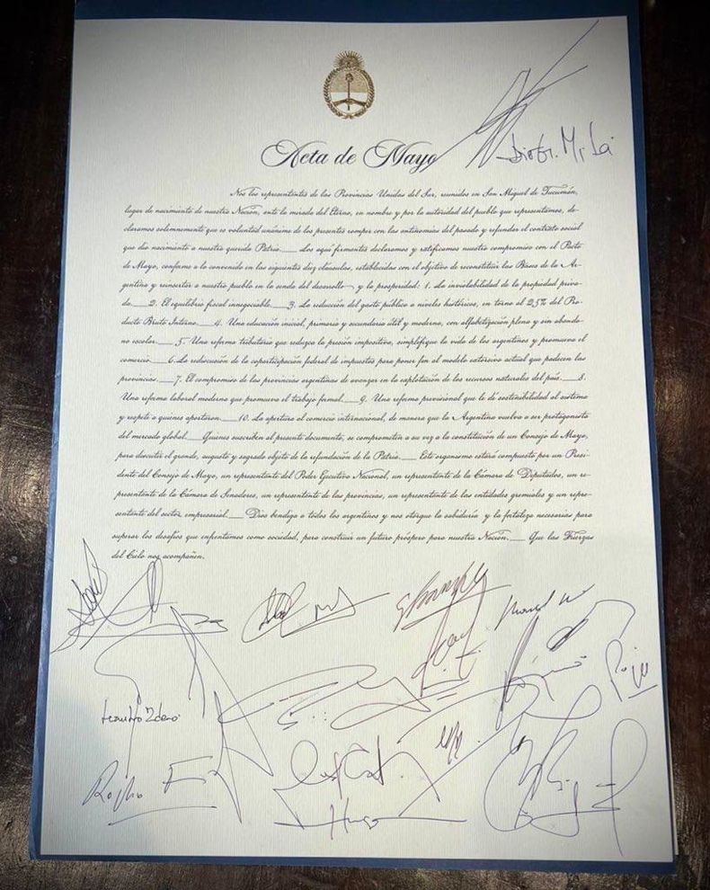 Los gobernadores que estamparon sus firmas al pie del Pacto de Mayo fueron Osvaldo Jaldo (Tucumán), Raúl Jalil (Catamarca), Gerardo Zamora (Santiago del Estero), Martín Llaryora (Córdoba), Gustavo Sáenz (Salta), Hugo Passalacqua (Misiones), Alberto Weretilneck (Río Negro), Maximiliano Pullaro (Santa Fe), Leandro Zdero (Chaco), Ignacio Torres (Chubut), Gustavo Valdés (Corrientes), Rogelio Frigerio (Entre Ríos), Carlos Sadir (Jujuy), Alfredo Cornejo (Mendoza), Rolando Figueroa (Neuquén), Marcelo Orrego (San Juan), Claudio Poggi (San Luis), y el jefe de Gobierno de la Ciudad de Buenos Aires Jorge Macri.