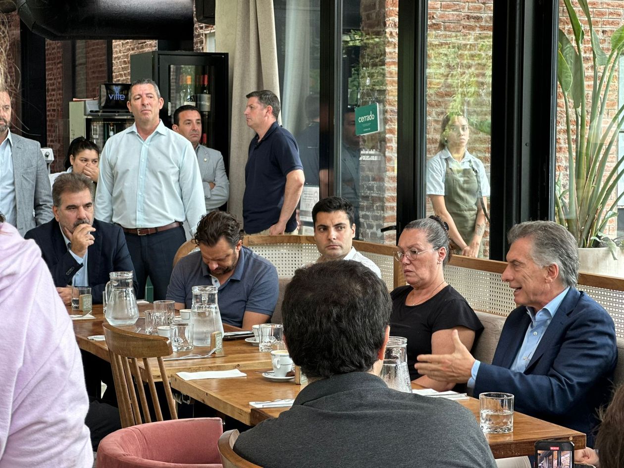 Macri y Ritondo reunidos con vecinos y vecinas en Rosario.