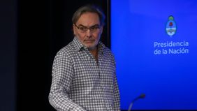 Fin del congelamiento: el Gobierno autorizaría otros dos aumentos de combustibles