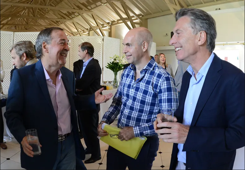 Otros tiempos: Juan Schiaretti, con bigote, Horacio Rodríguez y Mauricio Macri.&nbsp;